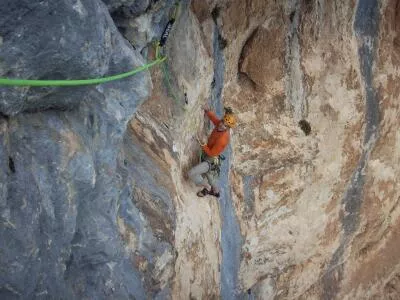 Gris et jaune - Formation DE escalade